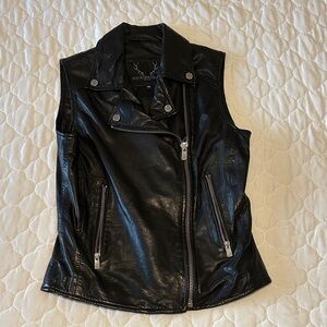 Black Soft Leather Sleeveless Jacket w/Zip Closure